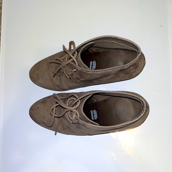 JcPenny 7.5 wedged light grey laced heel - Picture 1 of 4